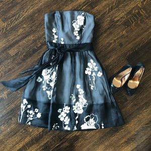 Beautiful strapless dress White House/Black Market